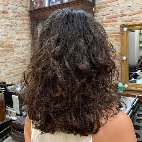 Haircut Textured Layers, Short Haircuts For Wavy Curly Hair, Wavy Hair 2b, Natural Curly Hair Cuts, Layered Haircuts For Medium Hair, Curly Hair Photos, Wavy Haircuts, Haircuts For Wavy Hair, Natural Wavy Hair