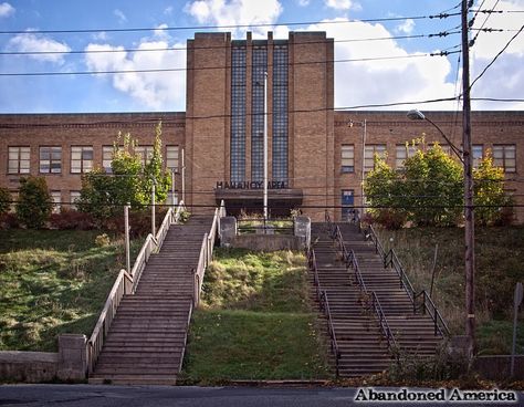 Abandoned School Buildings, Small Town School Aesthetic, Arcadia Bay Aesthetic, Blackwell Academy, Eleanor E Park, Arcadia Bay, Midwest Emo, Small Town America, School Photo