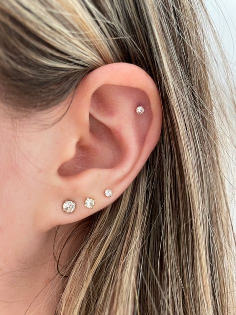 Cartilage piercings earrings Aesthetic Piercings Ear Simple, Diamond Earrings Aesthetic, Earrings Aesthetic Simple, 3rd Piercing, Minimalistic Earrings, Double Ear Piercings, Earrings 2023, Earrings Outfit, Double Piercing