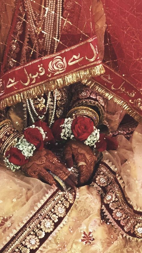 Shadi Pic, Eid Looks, Bride Photos Poses, Wedding Card Frames, Bridal Photography Poses, Snap Streak Ideas Easy, Engagement Mehndi Designs, Desi Bride, Instagram Creative Ideas