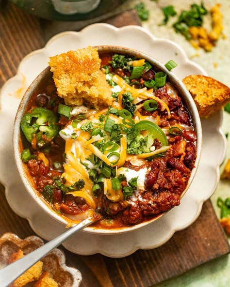 Hearty Dutch Oven Chili Chili In A Dutch Oven, Chilli Dutch Oven Recipes, Chilli Recipe Dutch Oven, Sweet Heat Chili, Chili Recipe In Dutch Oven, Turkey Chili Dutch Oven, Dutch Oven Chilli, Chili Recipe Dutch Oven, Chili Dutch Oven