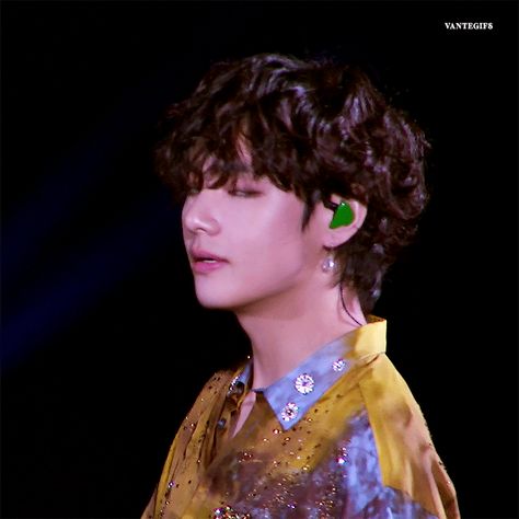 Kim Taehyung Gif, Taehyung Gif, Bts V Gif, V Gif, Bts V Photos, Taehyung Wallpaper, Bts Gif, Most Handsome Men, Kim Taehyung Wallpaper