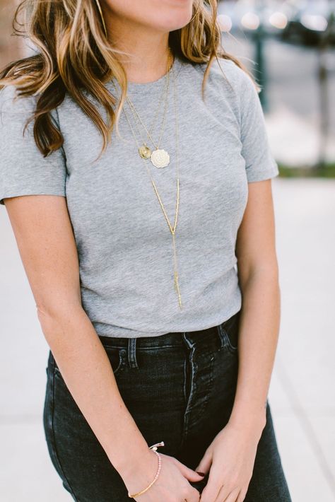 14 Ways We're Styling Jeans & T-Shirts Right Now | The Mom Edit Gray Shirt Outfit, Styling Jeans, Casual Tshirt Outfit, Denim Shirt Outfit, New Outfit Ideas, Jeans And T Shirt Outfit, Mom Edit, Grey Tshirt, Jeans Outfit Winter