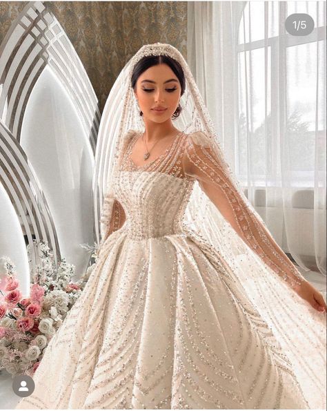 Wedding Outfits With Hijab, Wedding Dresses Arab, Outfits With Hijab, Chivas Soccer, Arabic Wedding Dresses, Arabic Wedding, Party Dresses With Sleeves, Wedding Dress Types, Wedding Dress Bustle