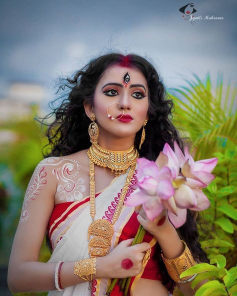 Bridal Makeup Pictures, Durga Ma, Amazing Dp, Indian Bride Makeup, Bridal Art, Bengali Bridal Makeup, Gals Photos, Navratri Images, Indian Photoshoot