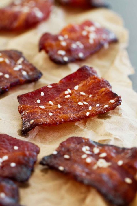 Brown Sugar Sriracha Bacon Bites - Taste and Tell Sriracha Bacon, Pistachio Pudding Cake, Bacon Bites, Taste And Tell, Bacon Wrapped Pork, Bacon Appetizers, Football Party Food, Tailgating Recipes, Candied Bacon