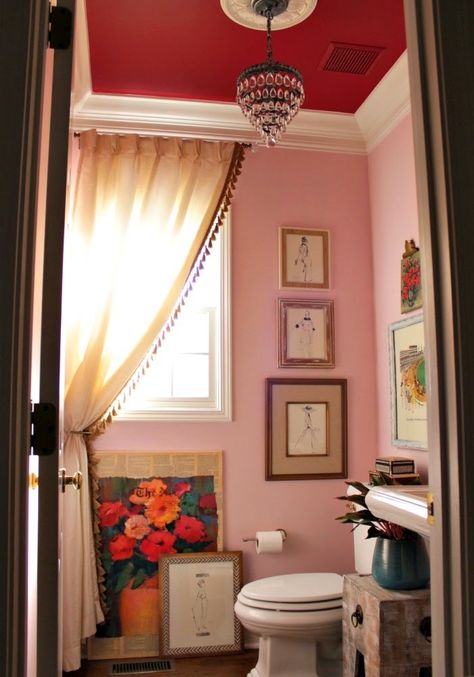 Red Ceiling, Rooms Ideas, Bathroom Red, Casa Vintage, Bedroom Red, Red Rooms, Pink Bathroom, Pink Decor, Red Interiors