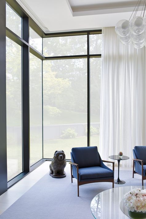 Large scale modernist windows in living room by Alisberg Parker Architects Large Windows Living Room, Mid Century Living Room, Mid Century Modern Living, Mid Century Modern Interiors, Cool Curtains, Custom Drapes, Living Room Windows, Floor To Ceiling Windows, Architectural Details