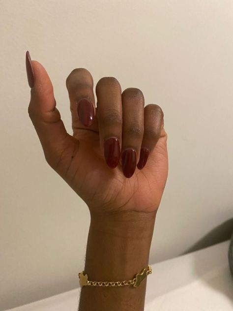 Nail Colors Maroon, Sade Aesthetic Nails, Maroon Gel Nails, Nail Designs Maroon, Maroon Red Nails, Brown Red Nails, Sade Nails, Red Nails Burgundy, Red Nails With Design