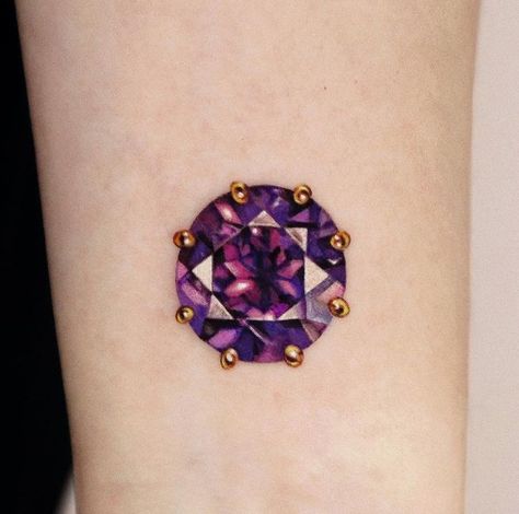 An Artist Creates Posh Tattoos That Look Like They’re Right Out of a Jewelry Boutique Irredescent Tattoo, Ruby Gem Tattoo, 70s Style Tattoo, Yeriel Tattoo, Gemstone Tattoo Realistic, Gem Stone Tattoo, Gemstone Tattoos, Traditional Jewelry Antique, Gemstone Tattoo