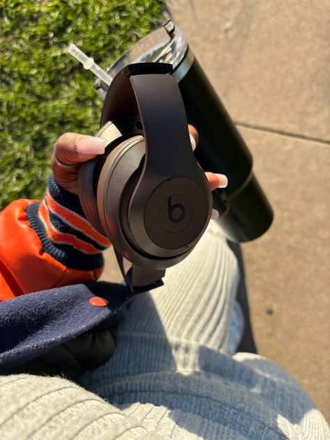 Fall Girl Aesthetic, Headphones Aesthetic, Cracked Wallpaper, Fall Girl, Cute Headphones, Beats By Dre, Earbud Headphones, Girl Falling, Beats Headphones