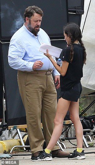 Fat Guy Fashion, Men With Cats, Chubby Men, Handsome Older Men, Celebrities Then And Now, Big Men Fashion, Russell Crowe, Bear Men, Fat Man