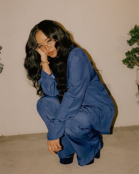 H.e.r Outfits, Her Artist, Black Female Celebrity, H.e.r Singer Aesthetic, 2018 Aesthetic, Wardrobe Necessities, H.e.r Singer, Short Love Quotes, Back Of My Mind