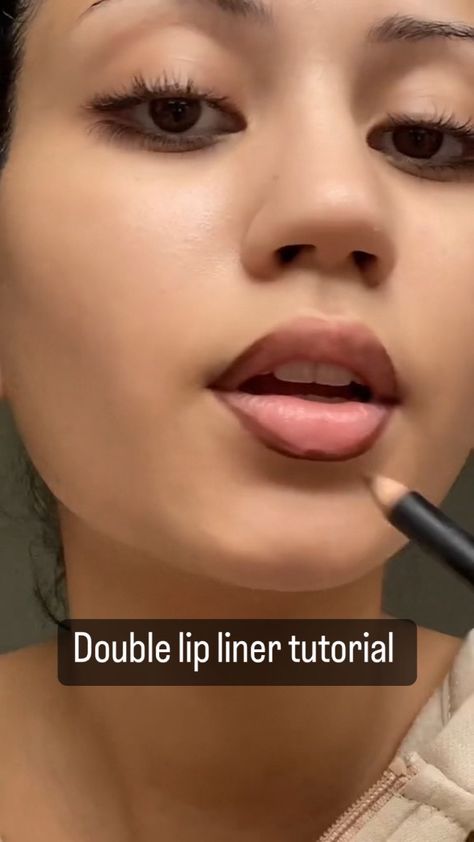 Sarah💄 MUA UK on Instagram: “You look like a clown with red lipstick because: 💄you have a double lip line 💄be lining only your outer lip line 💄making the sides of…” Lipstick On Double Lip Line, Double Lip Line Lips, How To Line Double Lined Lips, How To Line Small Lips, Double Lip Line Tutorials, Double Lined Lips, 90s Lip Liner And Gloss, Lined Lips With Gloss, Double Lip Line