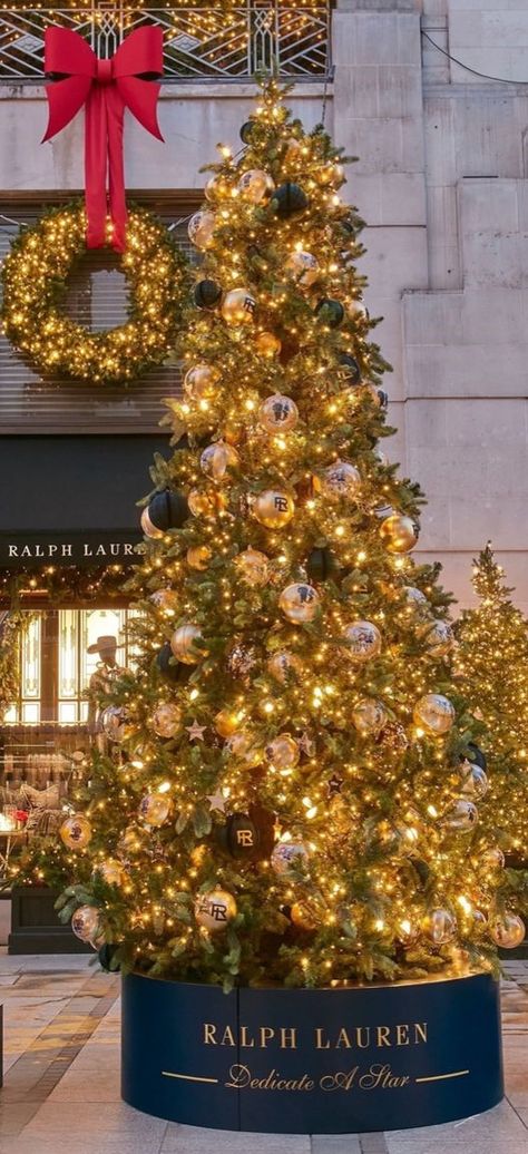 Ralph Lauren Ralph Lauren Christmas, Ralph Laure, American Fashion Designers, Christmas Store, Street Style Winter, Autumn Street Style, American Fashion, Street Style Chic, Fall Street Style