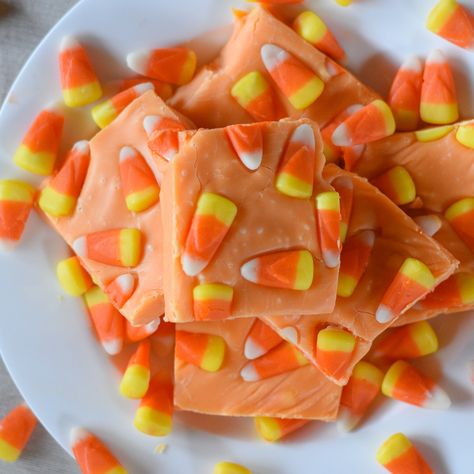 easy candy corn fudge Candy Corn Fudge Recipe, Halloween Dessert Recipe, Candy Corn Desserts, Dessert For Kids, White Chocolate Fudge Recipes, Candy Corn Recipe, Halloween Party Desserts, Fun Halloween Desserts, Halloween Finger