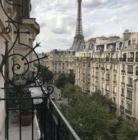 Pristine Aesthetic, Paris Dream, Paris Aesthetic, Living In Paris, The Eiffel Tower, Epiphany, City Aesthetic, Travel Inspo, Pretty Places