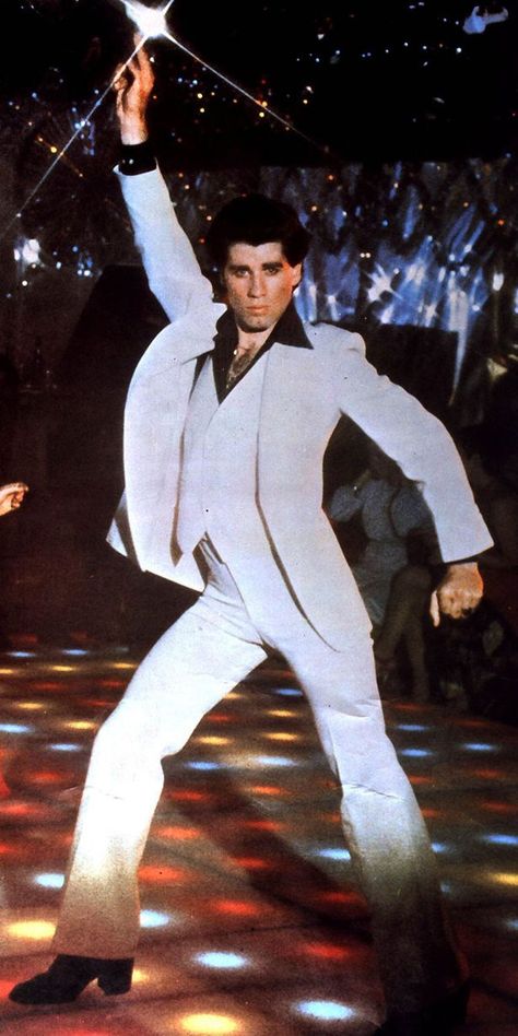 Dancefloor icon: The original John Travolta strut, 'Saturday Night Fever', 1977. S) Disco 70s, 1970s Disco, Disco Fashion, Angela Davis, Fashion 70s, Disco Fever, Saturday Night Fever, Lauren Hutton, Disco Era