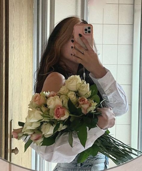 Flower Bouquet Mirror Selfie, Poses While Holding Flowers, Mirror Selfie With Bouquet, Boquetes Of Flowers Aesthetic Photo, Birthday Pic With Flowers, Flower Pic Ideas, Flowers Mirror Selfie, Aesthetic Pics With Flowers, Pictures With Bouquet Of Flowers Instagram