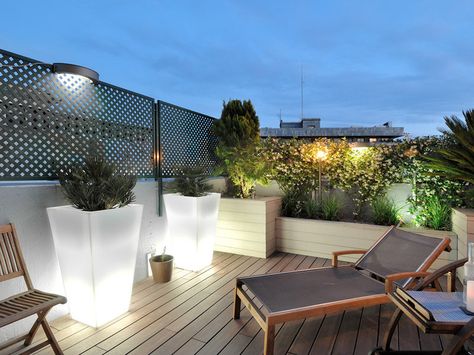 Para todos aquellos que disfrutan de la iluminación moderna, y desean transportarla a sus jardines o terrazas, hoy presentamos varias fotos e ideas. #cenflor #Valencia #iluminacion #led #jardin #terraza Pergola Shade Diy, Shade House, Outdoor Space Design, Rooftop Terrace Design, Rooftop Patio, Casa Vintage, Terrace Design, Pergola Plans, Rooftop Garden