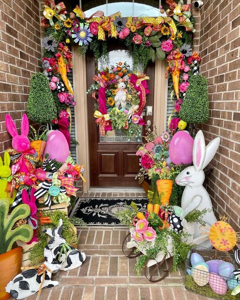 Easter Lawn Decorations, Easter Decorations Indoor, Colorful Easter Decor, Outside Easter Decorations Front Porches, Spring Christmas Tree Ideas, Spring Porch Decor Outdoor Decorations, Christmas Decor Ideas For Front Porch, Easter Display Ideas, Easter Decorating Ideas For The Home