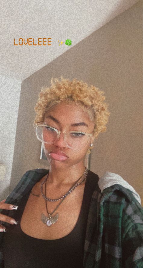 Blonde Pixie Haircut Black Women Curly, Blonde On 4c Hair, Short Curly 4c Hair Black Women, Short 4c Blonde Hair, Blonde Short Hair On Black Women, Blonde 4c Natural Hair Short, Black Woman Short Haircut Natural 4c, Short 4c Hair Dyed, Short Blonde Natural Hair Black Women