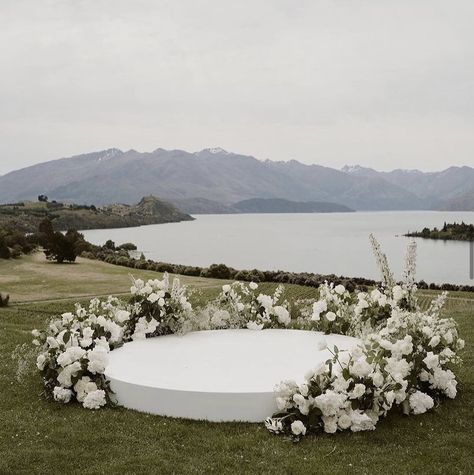 Semi Circle Wedding Altar, Outdoor Grass Wedding Ceremony, Circle Of Love Weddings Ceremony, Round Wedding Altar, Ceremony Platform Wedding, Modern Beach Ceremony, Wedding Alter Platform, Minimalist Wedding Altar Outdoor, Circular Ceremony Seating