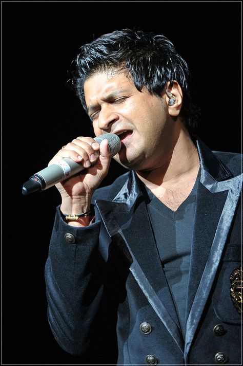 Krishnakumar Kunnath - KK | Celebrity facts, Singer, Height and weight Kk Singer, Krishnakumar Kunnath, Cute Chibi Couple, Indian City, New Whatsapp Video Download, Bollywood Images, Cute Owls Wallpaper, Comedy Clips, Bridal Songs