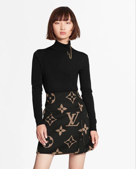 Vestidos Louis Vuitton, Louis Vuitton Dress Classy, Louis Vuitton Clothes Women, Louis Vuitton Outfits Women, Lv Clothes, European Style Outfits, Rich Girl Outfits, Vuitton Outfit, Louis Vuitton Dress