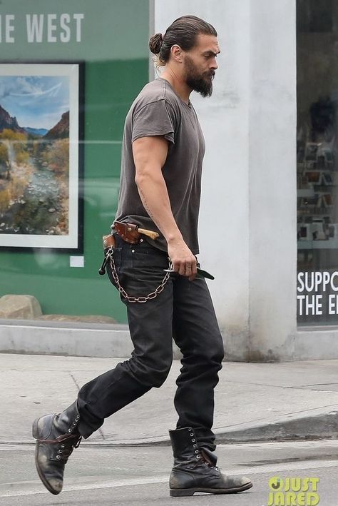 Outfits Quotes, Rock Style Men, Jason Momoa Aquaman, Rocker Outfit, Rugged Style, Tv Movies, Jason Momoa, Festival Looks, Men Fashion Casual Outfits