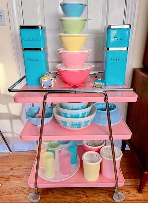 Kitschy Kitchen Decor, 50s Home, Retro Kitchen Appliances, Quirky Kitchen, Useful Ideas, Bells Christmas, Kitschy Kitchen, Kitchen Aesthetic, Aesthetic Kitchen