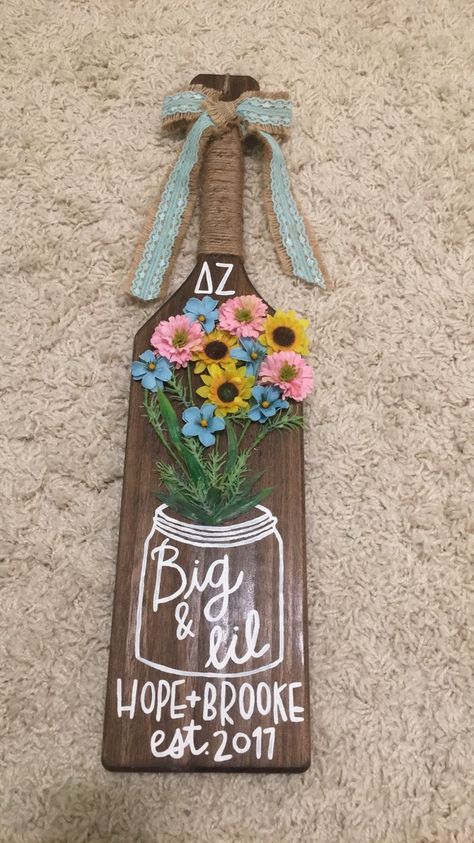 Sorority paddle Unique Paddles Sorority, Country Paddle Sorority, Western Paddle Sorority, Floral Paddle Sorority, Flower Paddle Sorority, Sorority Plaque Ideas, Paddle Decor Ideas Sorority, Sorority Paddles Flowers, Greek Life Paddles