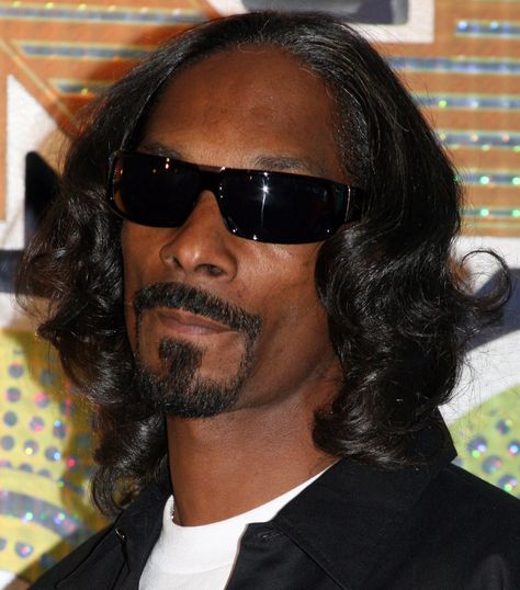 17 Photos That Prove Snoop Dogg Has The Greatest Hair Of All Time Bootsy Collins, Disco Fashion, Barrel Curls, American Hairstyles, Men's Long Hairstyles, 90s Hip Hop Fashion, Medium Bob Hairstyles, Snoop Dog, Black Men Hairstyles