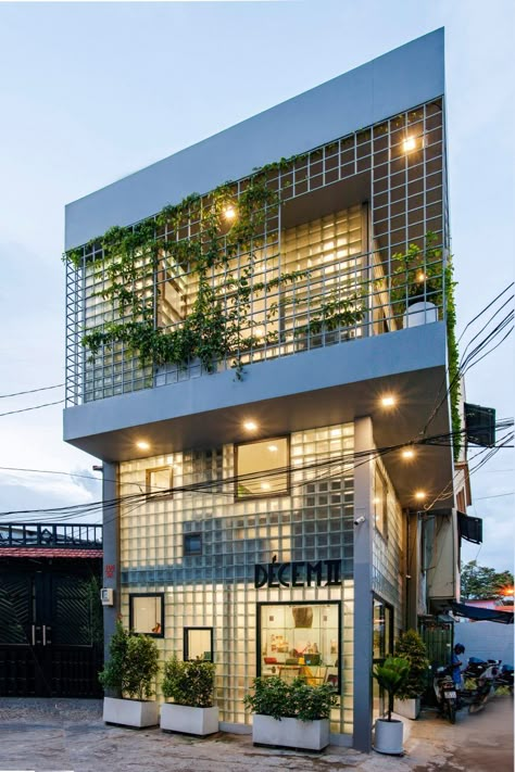 Walls of house in Ho Chi Minh City replaced with glass bricks House Room Design, Facades Architecture, Studio Room Design, Brick Room, John Lautner, Philip Johnson, Glass Brick, Micro House, Storey Homes