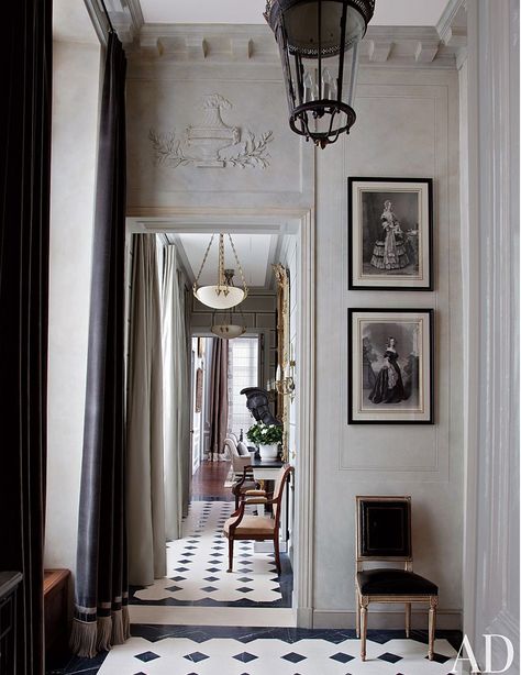 French charm and elegance by Jean-Louis Deniot in Paris Parisian Chic Interior Design, Parisian Chic Apartment, Parisian Chic Interior, Chic Apartment Decor, Parisian Decor, French Interior Design, Apartment Chic, Chic Interior Design, Paris Home