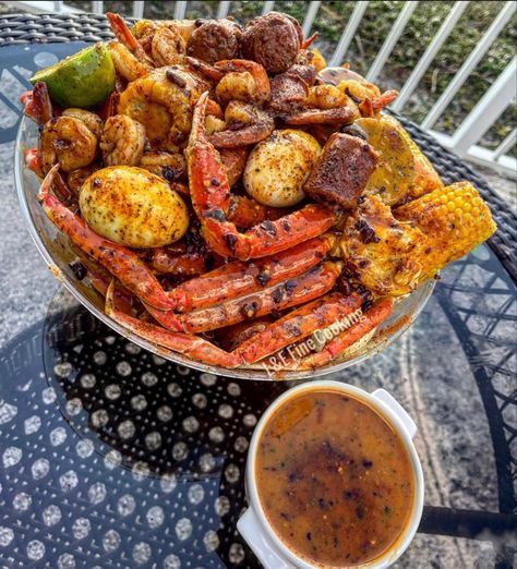 Huge Seafood Boil, Maldives Food, Aesthetic Seafood, Boiled Seafood, Seafood Boil Recipes, Yummy Seafood, Soul Food Dinner, Food Crush, Food Babe