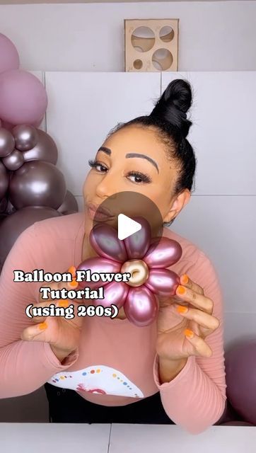 Your Everyday Holiday on Instagram: "Balloon flower tutorial using 260s by @lemajesticrosesdecor 🌺🌺🌺 Add these to your balloon stacks, backdrops or table displays #balloontutorial #balloontipsandtricks #balloons" 260 Balloon Flower, Backdrop Balloon Ideas, Flower Balloon Tutorial, Diy Balloon Bouquet Tutorials, How To Make Flower Balloons, Clear Balloon Centerpieces, Balloon Arrangement Ideas, Balloon Flowers Diy, 260 Balloon Ideas