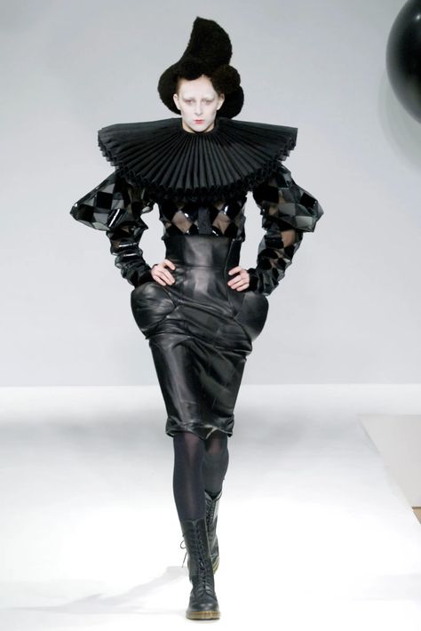 Circus Fashion, Haute Couture Style, Extreme Fashion, Gareth Pugh, Dior Haute Couture, Couture Mode, Weird Fashion, Futuristic Fashion, Fashion Inspiration Design