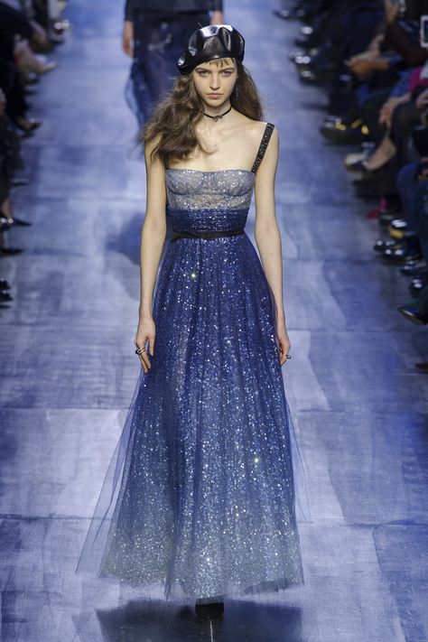 Maria Grazia Chiuri Dyed the Dior Runway Every Mystifying Shade of Blue Fashion Outfits Runway, Outfits Runway, Christian Dior Runway, Dior Fashion Show, Moda Paris, Maria Grazia Chiuri, Fashion Campaigns, Popsugar Fashion, Dior Fashion