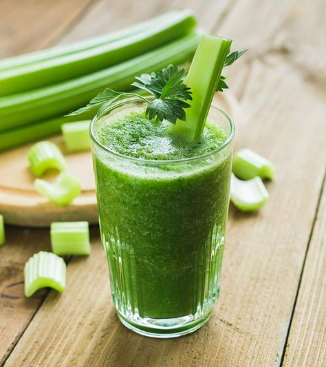 7 Super-Fascinating Reasons To Drink Celery Juice Purslane Benefits, Juice For Skin, Resep Juice, Celery Juice Benefits, Roasted Figs, Onion Juice, Detox Juice Recipes, Smoothie Detox, Celery Juice