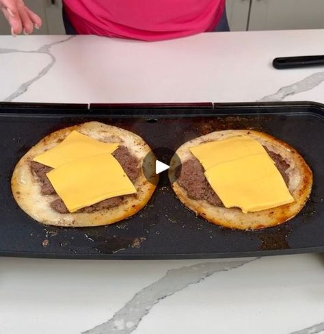 Tortilla Burgers, Tortilla Burger, Tortilla Ideas, Tortilla Grill, Kristin's Friends, Friends Videos, Easy Burger Recipe, Taco Bell Recipes, Easy Burgers