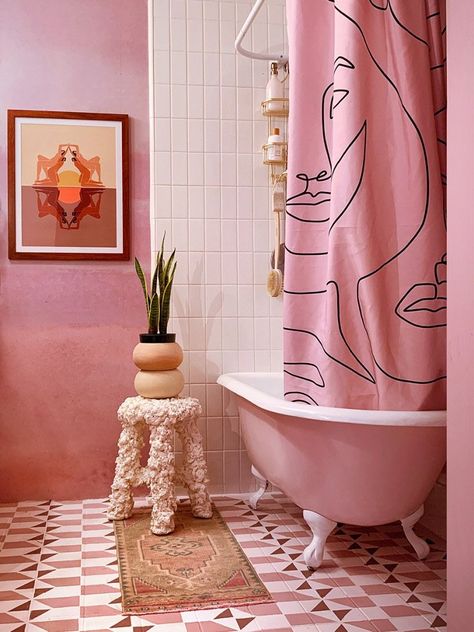 pink geometric floor tile Xbox Bedroom, Pink Tile Bathroom, Pink Bathroom Tiles, Pink Tub, Painting Bathroom Tiles, Pink Tile, Interior Simple, Decor Hallway, Retro Bathrooms