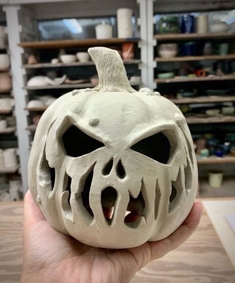 Double Pinch Pot Ideas Ceramics Halloween, Clay Art Projects Christmas, Pinch Pot Ideas Halloween, Halloween Clay Sculpture Ideas, Haloween Decoracion Clay, Halloween Clay Art Ideas, Pumpkin Sculpture Clay, Pinch Pot Pumpkin Ideas, Hollow Clay Sculpture