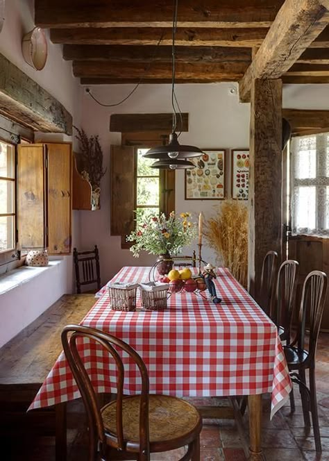 Trendy Farmhouse Kitchen, Country Dining Rooms, Casas Coloniales, Design Del Prodotto, Country Style Homes, Country House Decor, Room Decorations, Country Home Decor, Farmhouse Dining