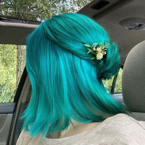 ARCTIC FOX HAIR COLOR @treekiddo oh what i’d give to have bright sunshine yellow hair #afaquamarine #afarcticmist #bluehair #turquoisehair #blueaesthetic #aesthetics #aesthetic #hairgoals #dyedhair #haircolor #hairdye #hairinpso #hairstyle #hair #arcticfoxhaircolor #quarantinehair #quarantinelooks Aqua Hair Color Turquoise, Arctic Fox Aquamarine, Teal Hair Color, Ocean Hair, Yellow Hair Color, Lumpy Space, Arctic Fox Hair Color, Fox Hair, Dip Dye Hair