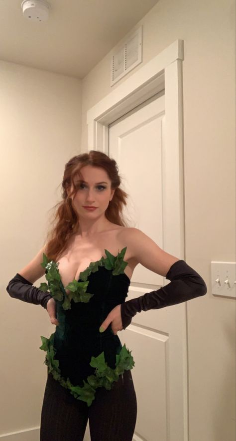 Green Ivy Costume, Poison Ivy Villain, Female Halloween Costume Ideas, Poison Ivy Outfit, Poison Ivy Aesthetic, Redhead Halloween, Poison Ivy Costume Diy, Female Halloween Costumes, Red Hair Halloween Costumes