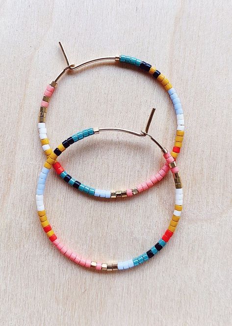 Fimo, Handmade Earrings Ideas, Seed Bead Hoop Earrings, Hoop Earrings Diy, Golden Sparkle, Body Decor, Bead Hoop Earrings, Beaded Jewelry Earrings, Jewelry Vendor