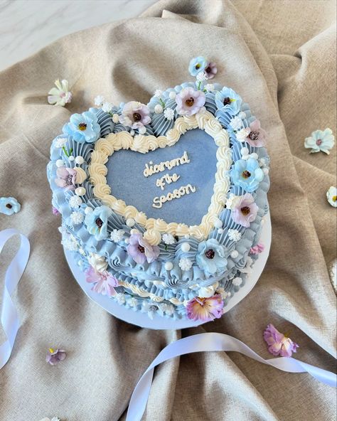 B R I D G E R T O N 💎💜🐝 A bridgerton themed cake I think even Lady Whistledown would enjoy! 🌸 • Royal Blue & Lavender @colour.mill • Flowers @hobbycrafthq @amazon • Sprinkles @cakenbakeonline DM or EMAIL to order! ✨ #bridgerton #bridgertonnetflix #ladybridgerton #ladywhistledown #daphnebridgerton #penelopefeatherington #bridgertoncake #bridgertoncakes #bridgertontheme #theton #anthonybridgerton #colinbridgerton #heartcake #heartcakes #lambethcake #floralcakes #flowercake #diamondofthe... Theme Birthday Cake, 30 Cakes, Bridgeton Cake, Bridgerton Theme Party Decor, Cake With Balls, Bridgerton Themed Cake, Bridgerton Theme Cake, Bridgerton Theme Birthday Cake, Bridgerton Inspired Desserts