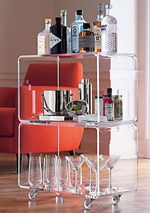 Clear acrylic bar cart Ideas De Mini Bar, Acrylic Bar Cart, Lucite Furniture, Acrylic Bar, Gold Bar Cart, Bar Cart Styling, Acrylic Furniture, Bar Cart Decor, Sofa End Tables