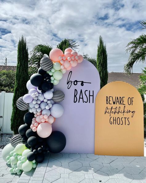 Halloween Backdrop Party, Halloween Baby Shower Balloon Arch, Halloween Balloon Backdrop, Photo Backdrop Design, Halloween Backdrop Ideas, Halloween Birthday Decor, Decoration Ideas For Birthday, Halloween Theme Decoration, Ideas For Birthday Party